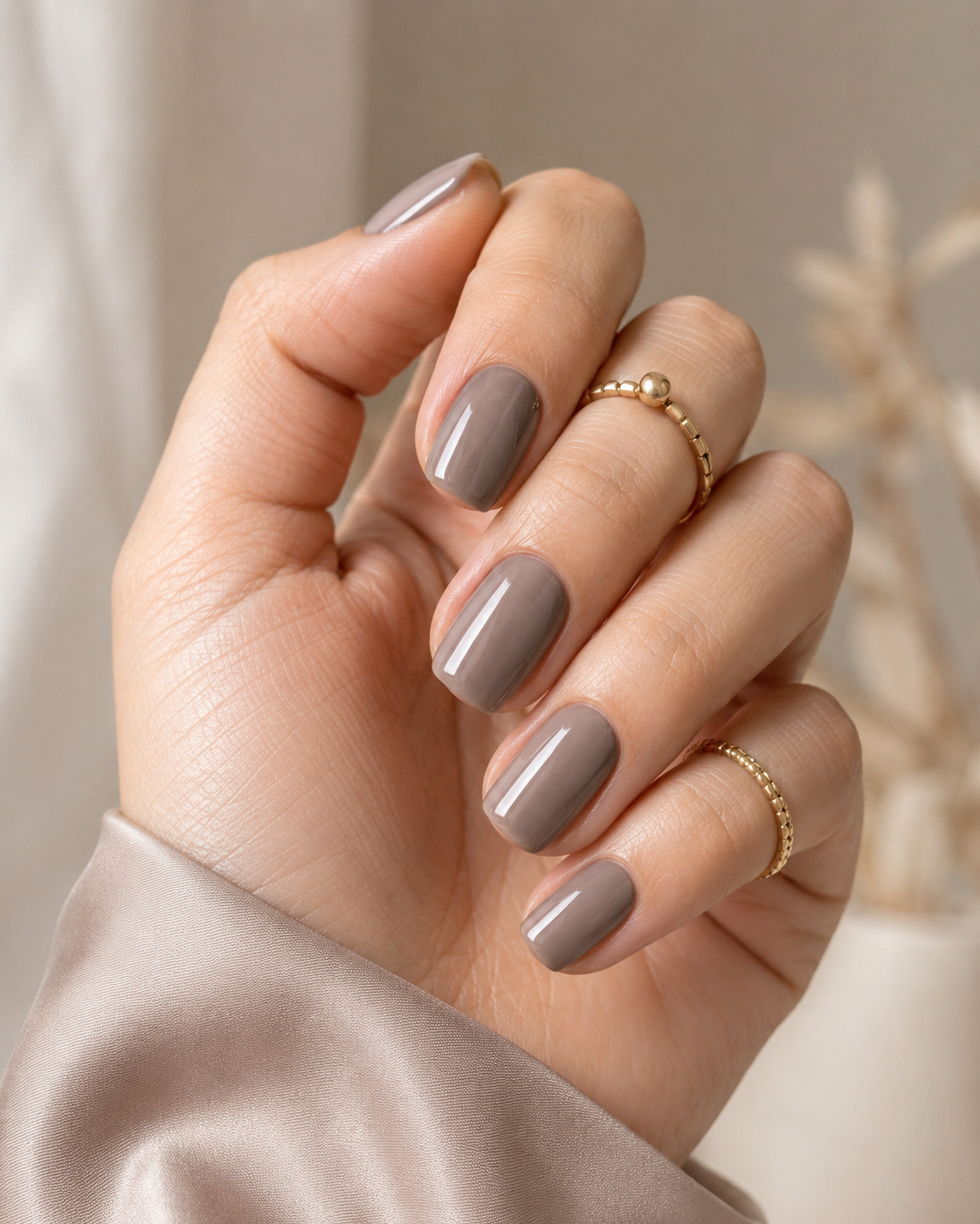 Kurze Nägel in glossy Taupe